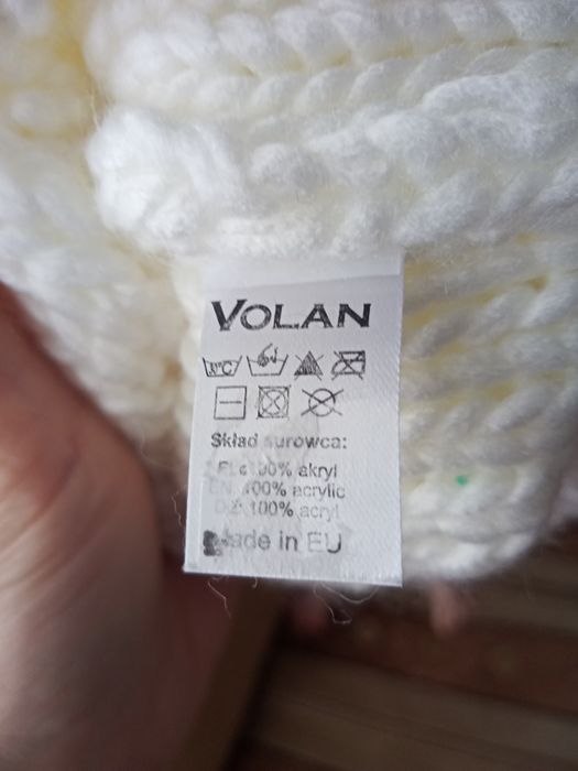 Nowa czapka w kolorze śmietanki. Polska firma Volan.