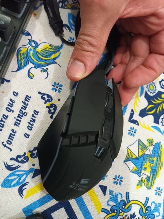 Teclado e rato gaming com iluminação