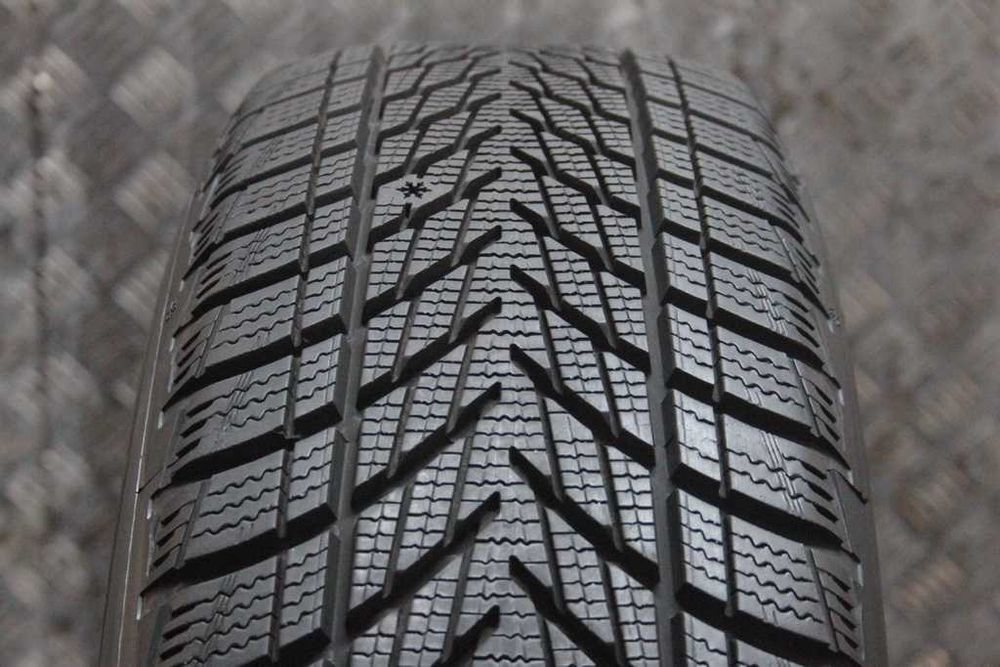 205/60/16 Goiodyear Ultra Grip Performance 3 205/60 R16 96H 23r