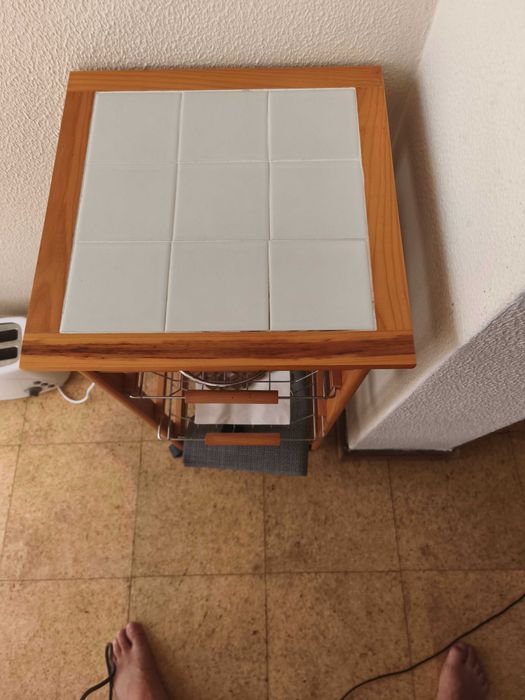 Mesa de apoio com gavetas
