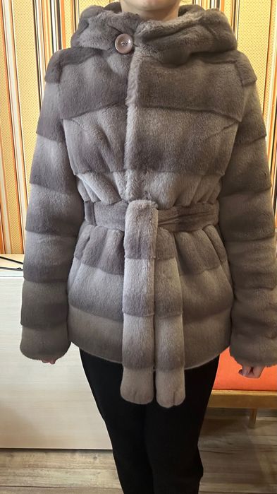 Шуба зимова коротка з капюшоном