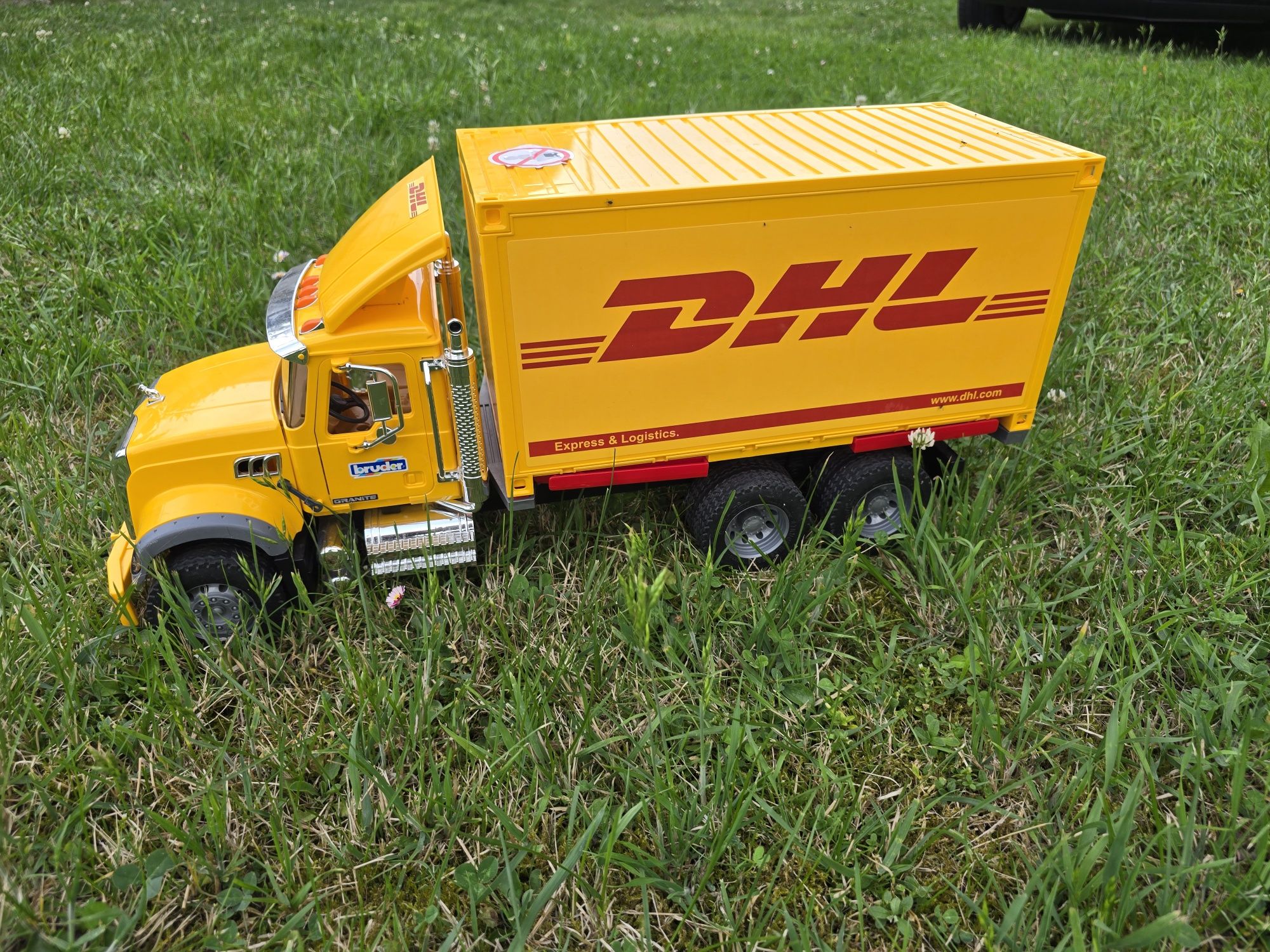 Bruder 02819 Mack DHL