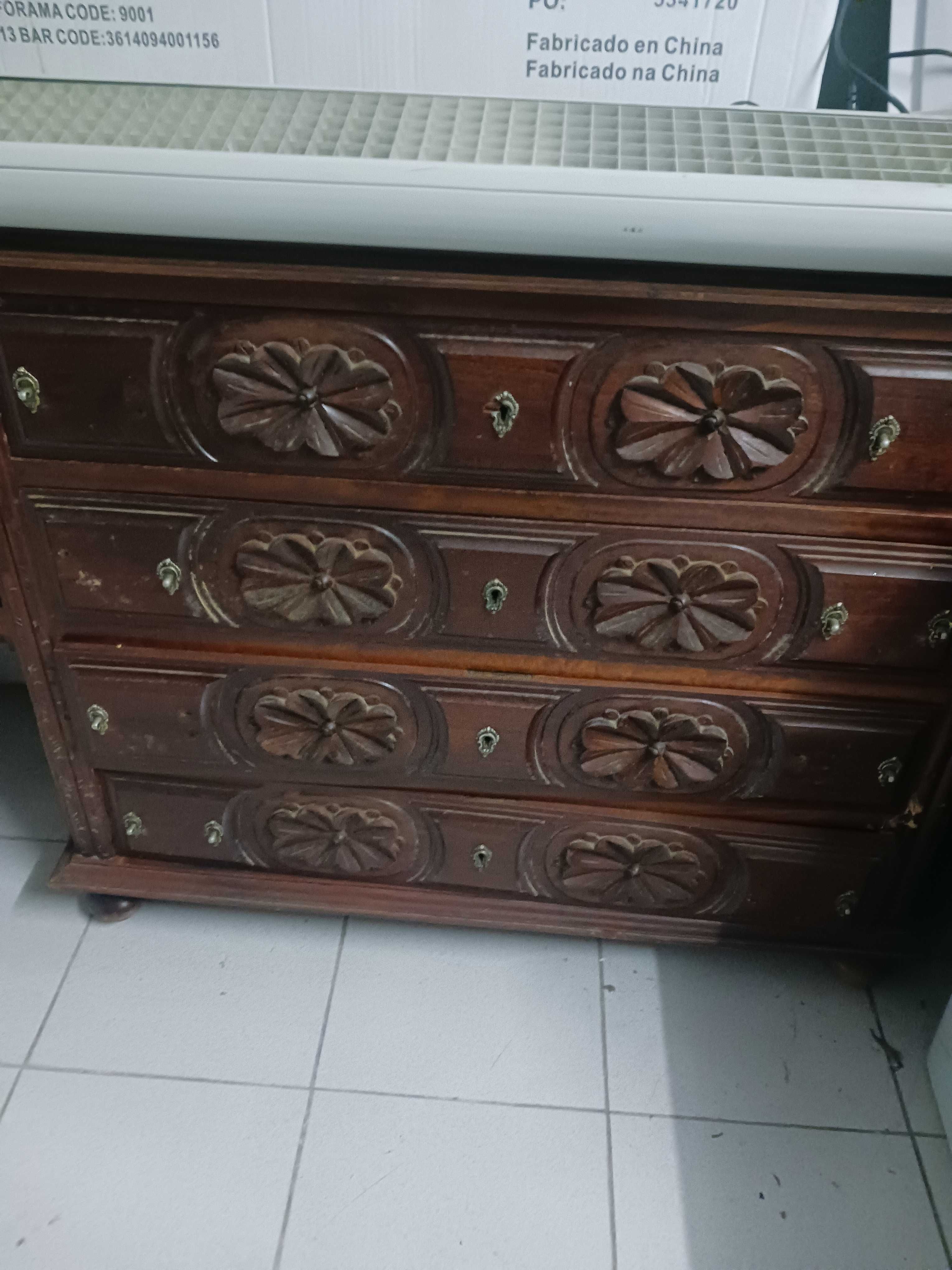 Cómoda estilo antigo em bom estado