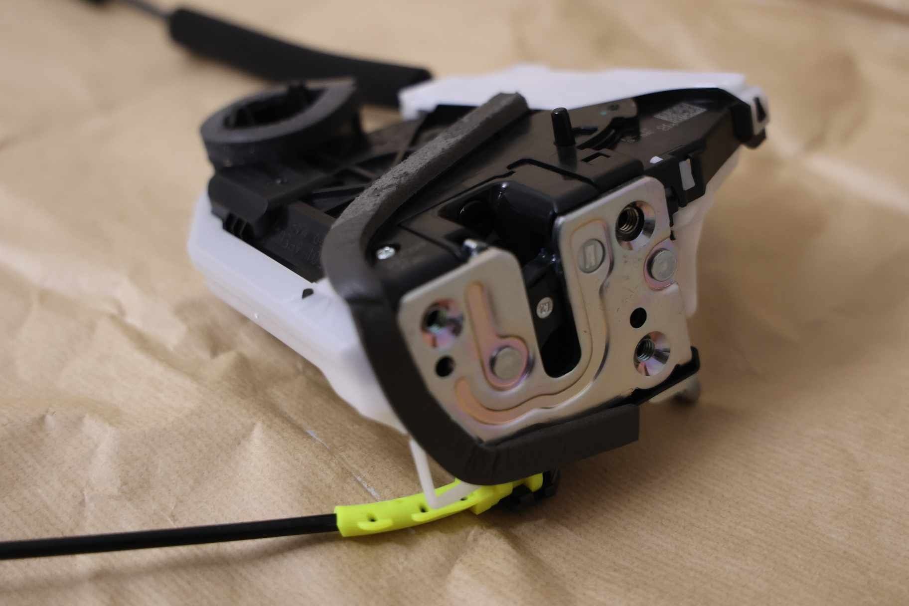 Fechadura porta trás esquerda NOVA de origem Nissan juke II f16