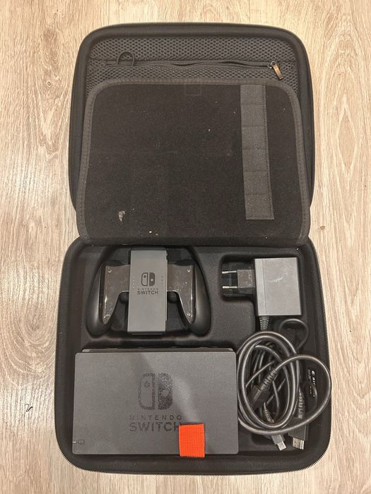 Nintendo switch z dwoma pokrowcami