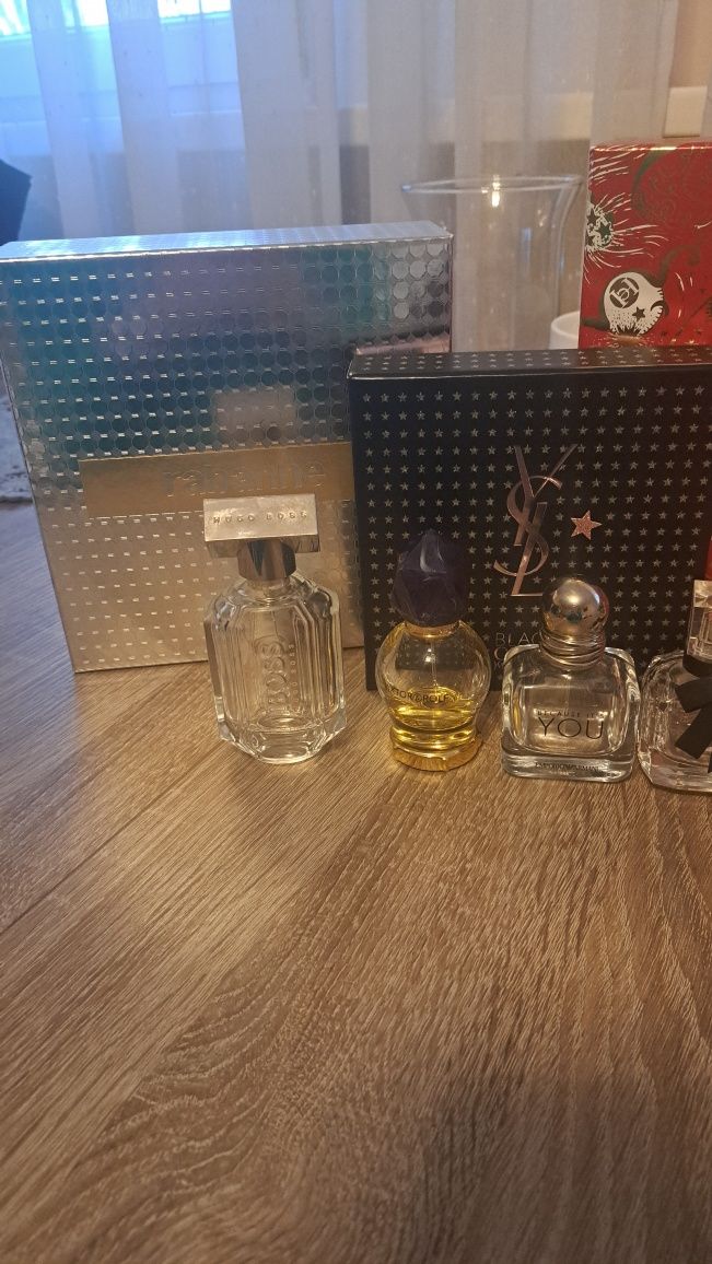 Flakony po perfumach plus pudeła.