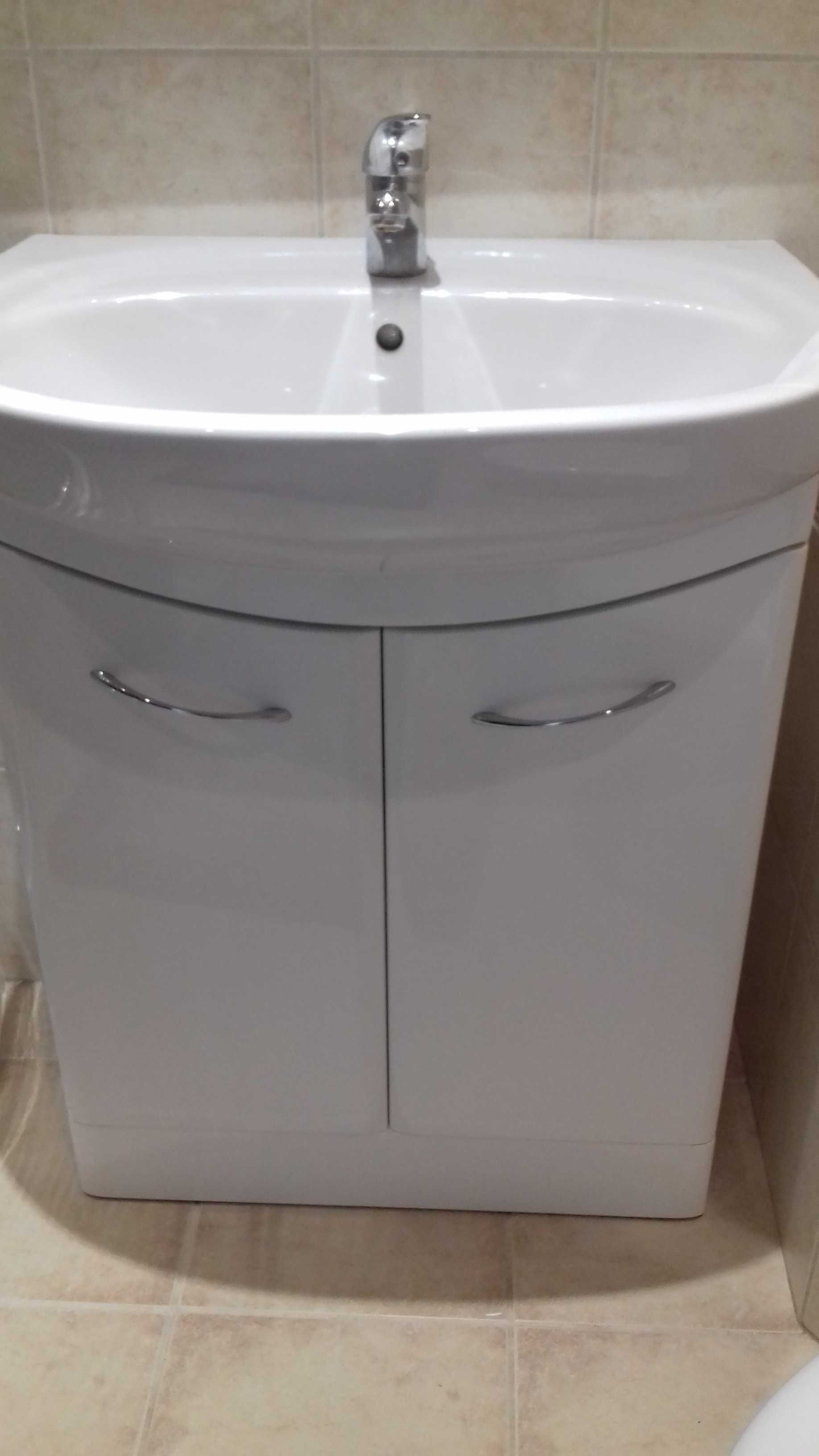 Komplet szafek łazienkowych biały z umywalką rezerwacja