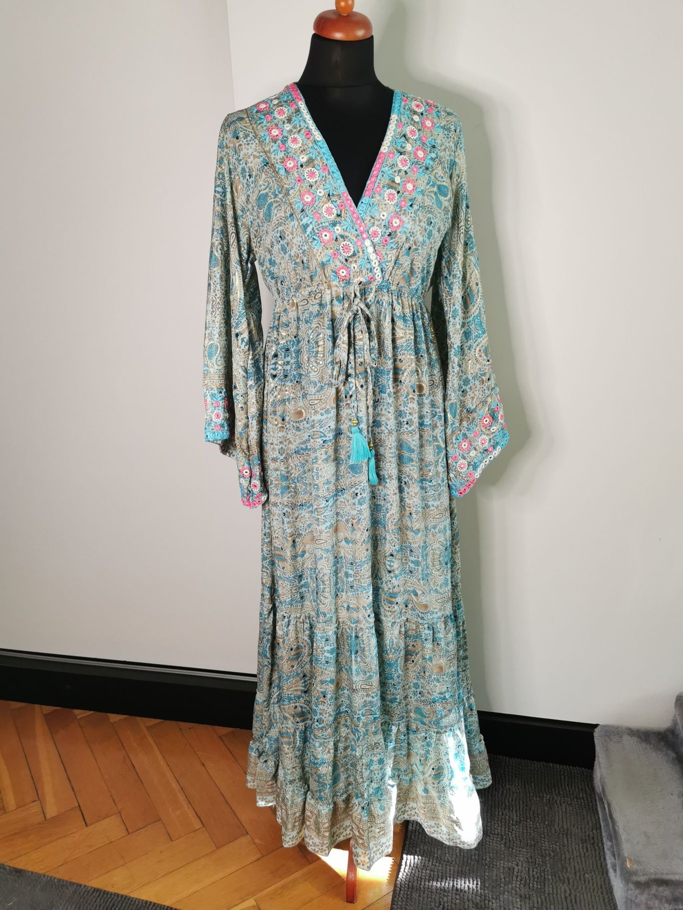 Śliczna długa sukienka hindi zwiewna cienka przewiewna z haftami M L