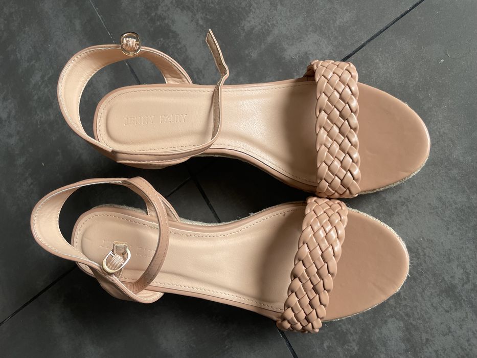 Босоніжки на платформі