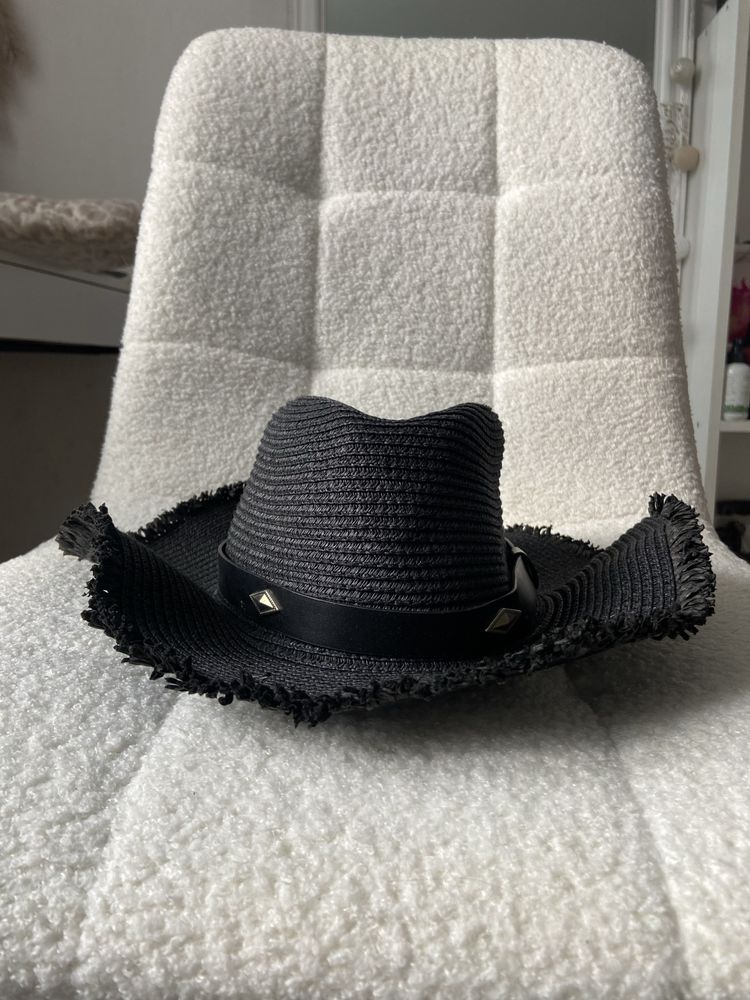 Czarny kapelusz Bershka wakacyjny
