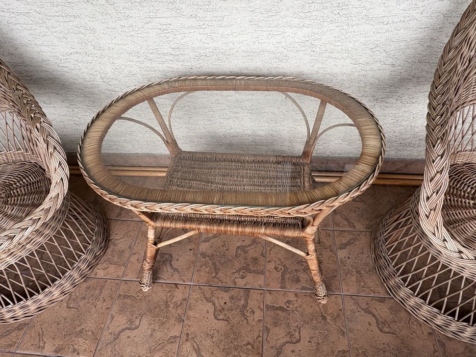 Komplet stół szklany i krzesła wiklinowe brązowe okrągłe na kole