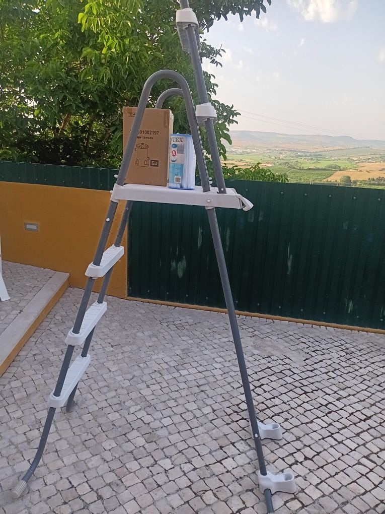 Escada,bomba e filtro de piscina.