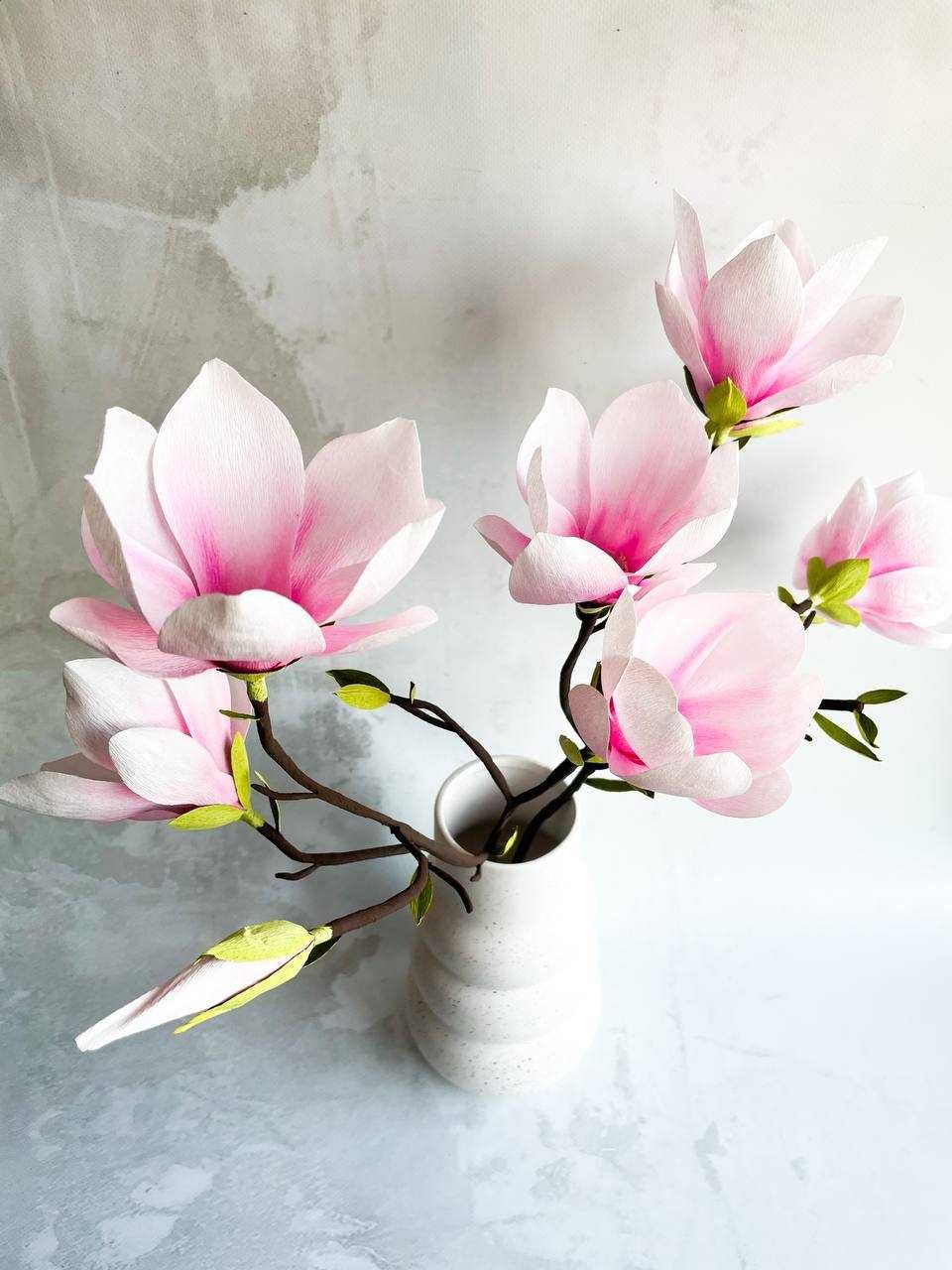 Magnolia gałązka z krepiny niemieckiej