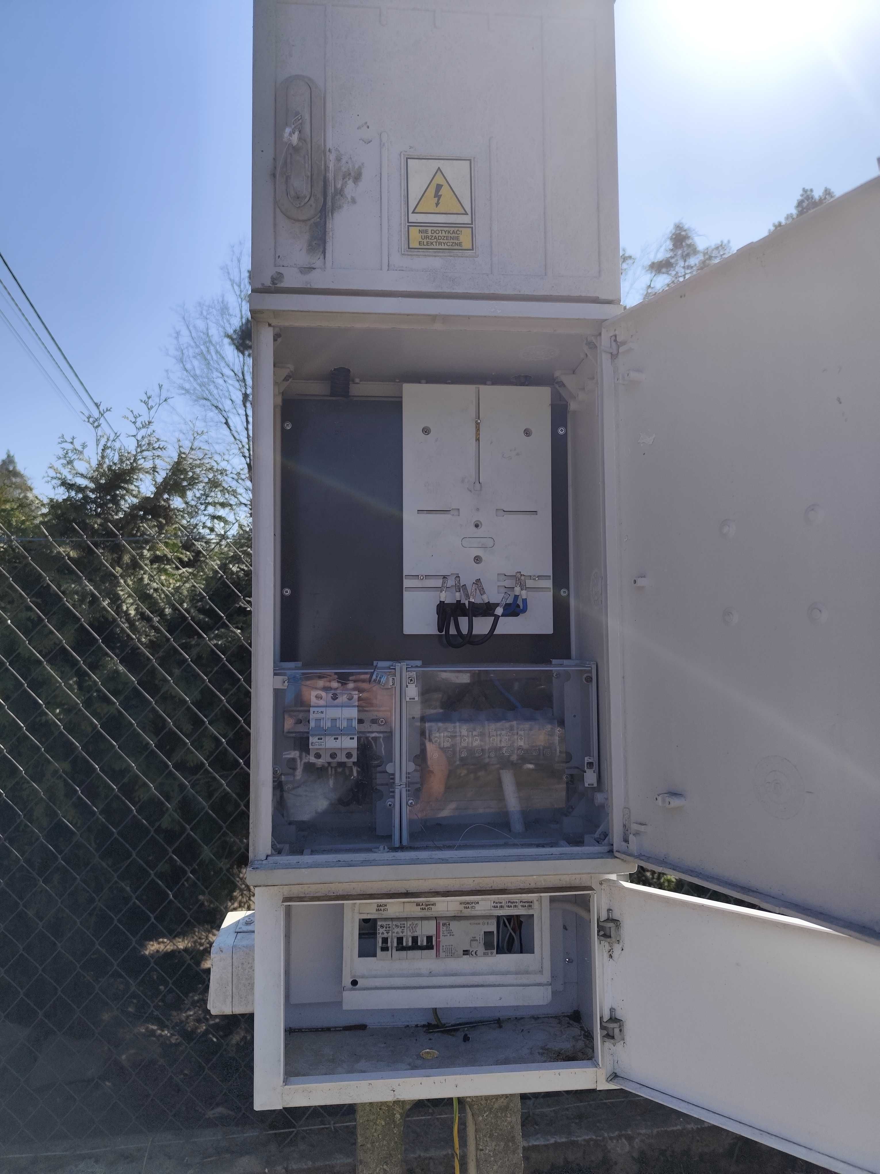 Słup elektryczny i RBtka prąd budowlany zaplecze budowy prowizorka