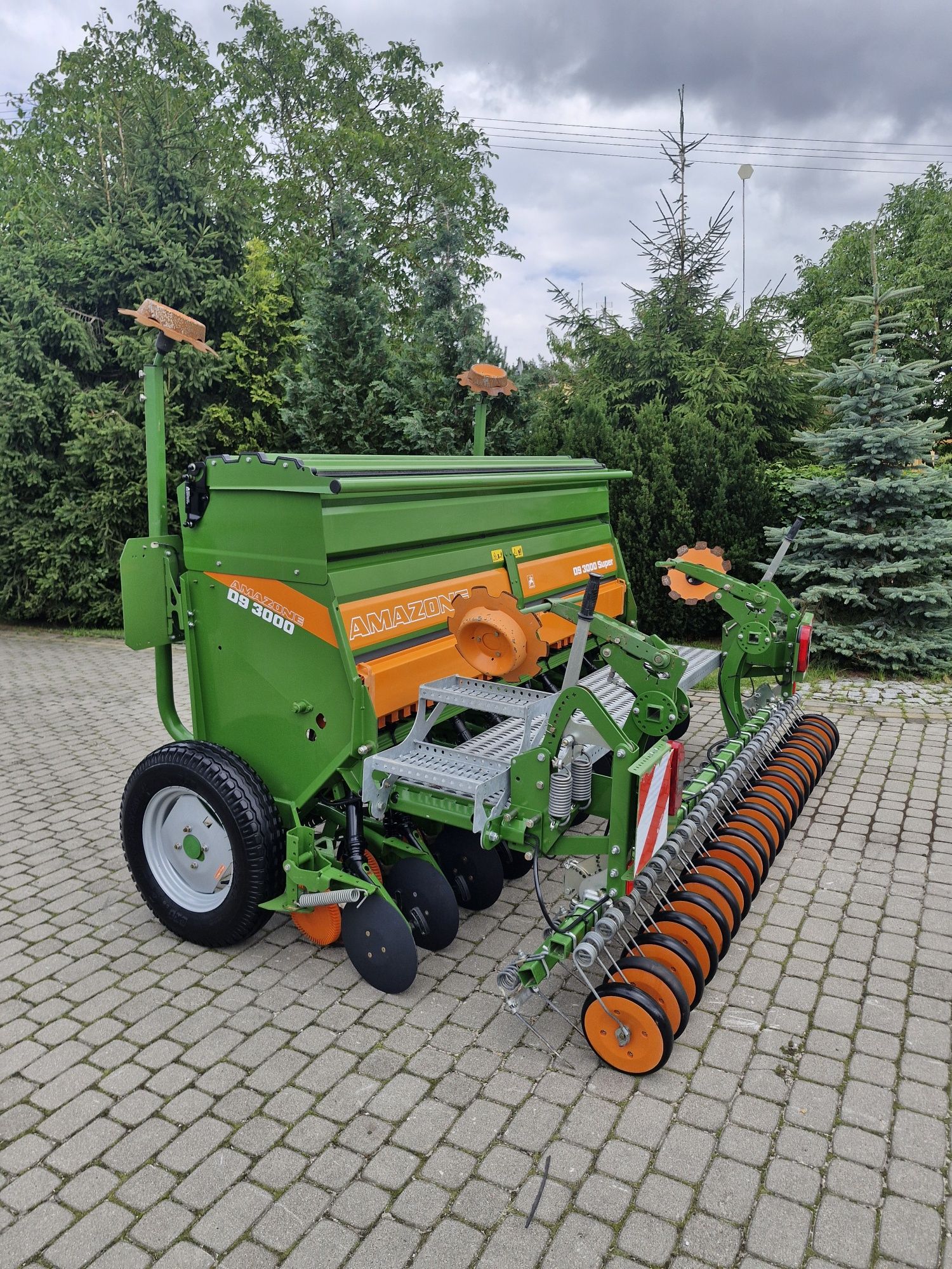 Siewnik zbożowy Amazone D9 super talerzowy- rolki kopiujace