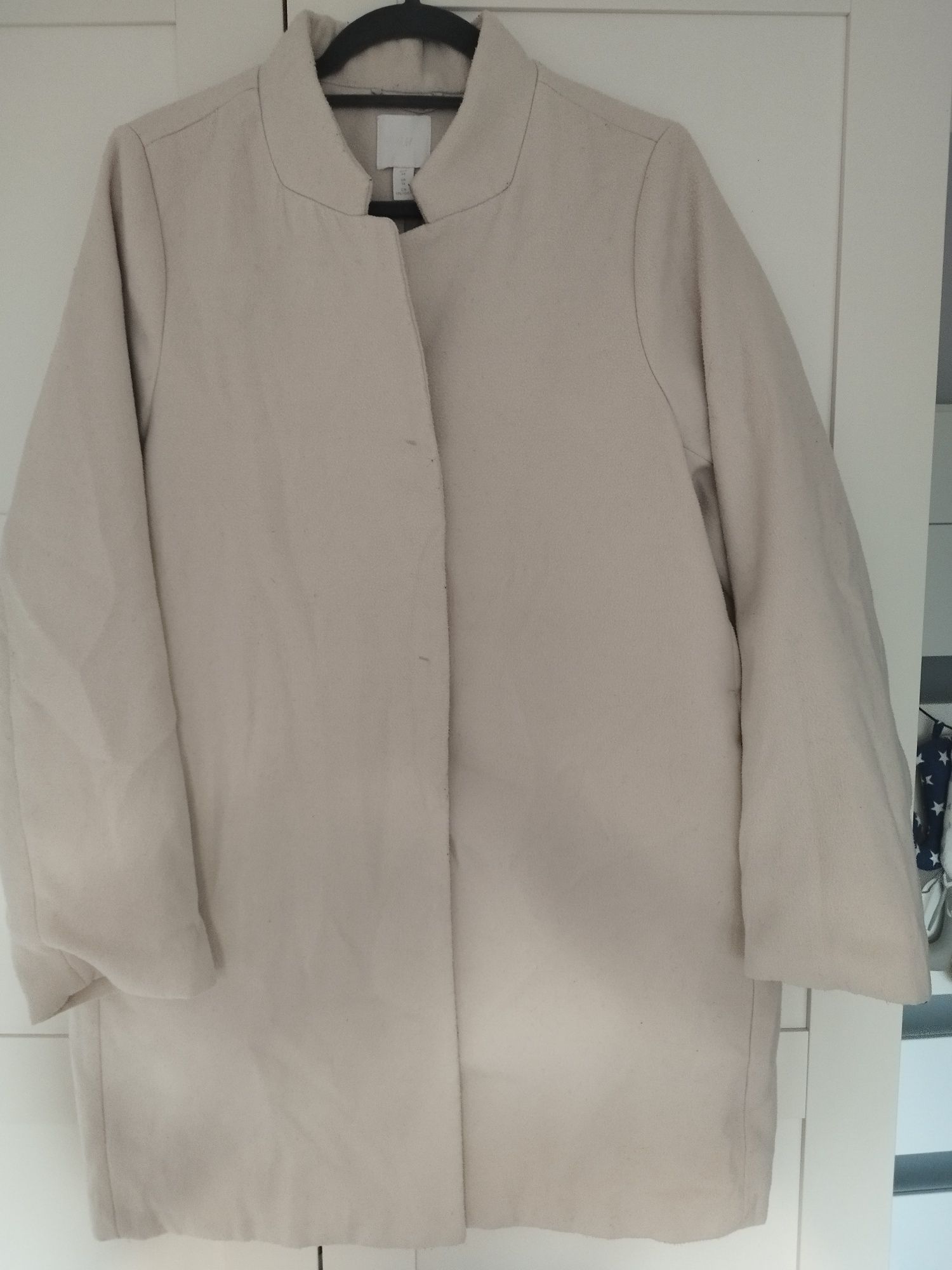 Kremowy płaszcz H &M na wiosnę