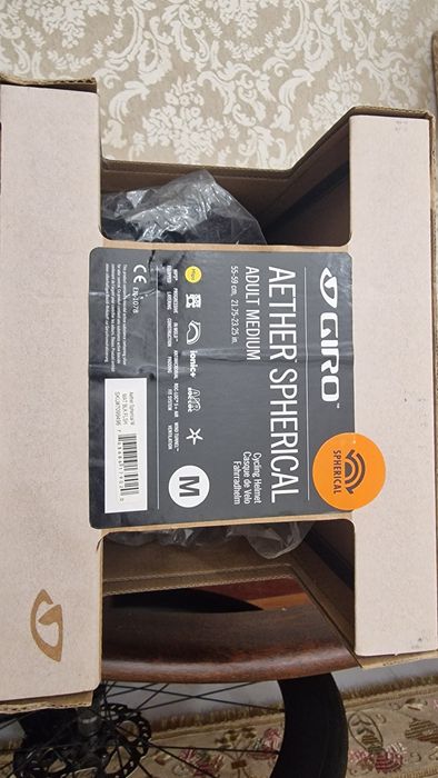 Capacete Novo Giro Aether Spherical Mips tamanho M