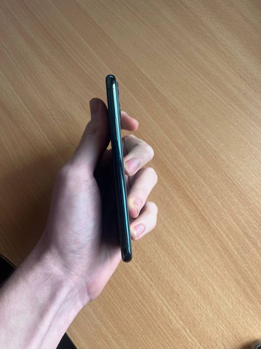 Apple iphone 11 pro 64GB Midnight Green.