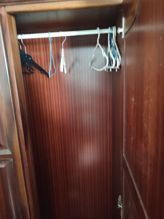 Roupeiro em mogno três portas
