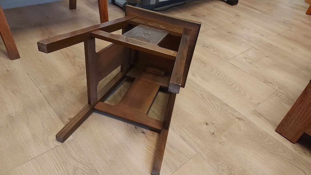 Taboret ręcznie rzeźbiony