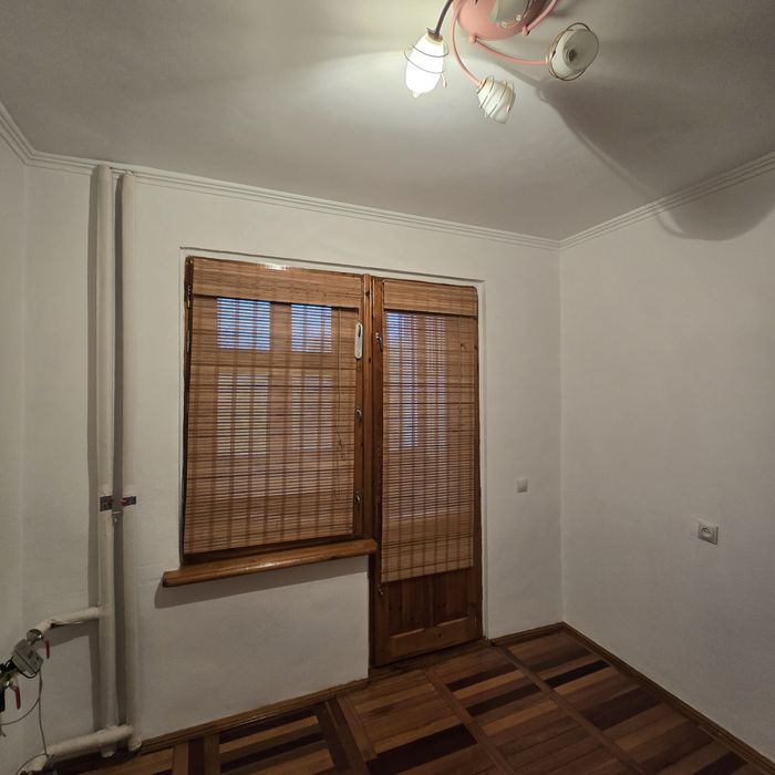 ДОБРОТНА 3 кімнатна квартира біля торгового центру