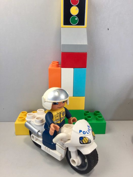 Vendo LEGO Duplo 10527 - Ambulância + Peças Extra e Moto da Polícia