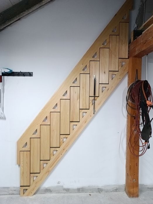 Schody składane na ścianę