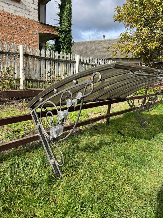 Дашок над вхідними дверями