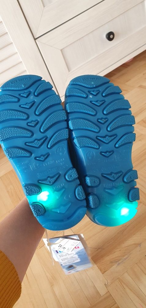 Śniegowce 27 ze świecąca podeszwą buty zimowe kozaki 27
