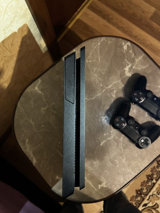 PS4 slim 1TB +2 джойстика +2 частини The Last of Us