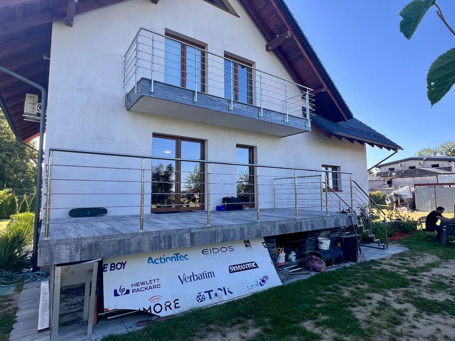 Balustrada nierdzewna z czarnym szkłem