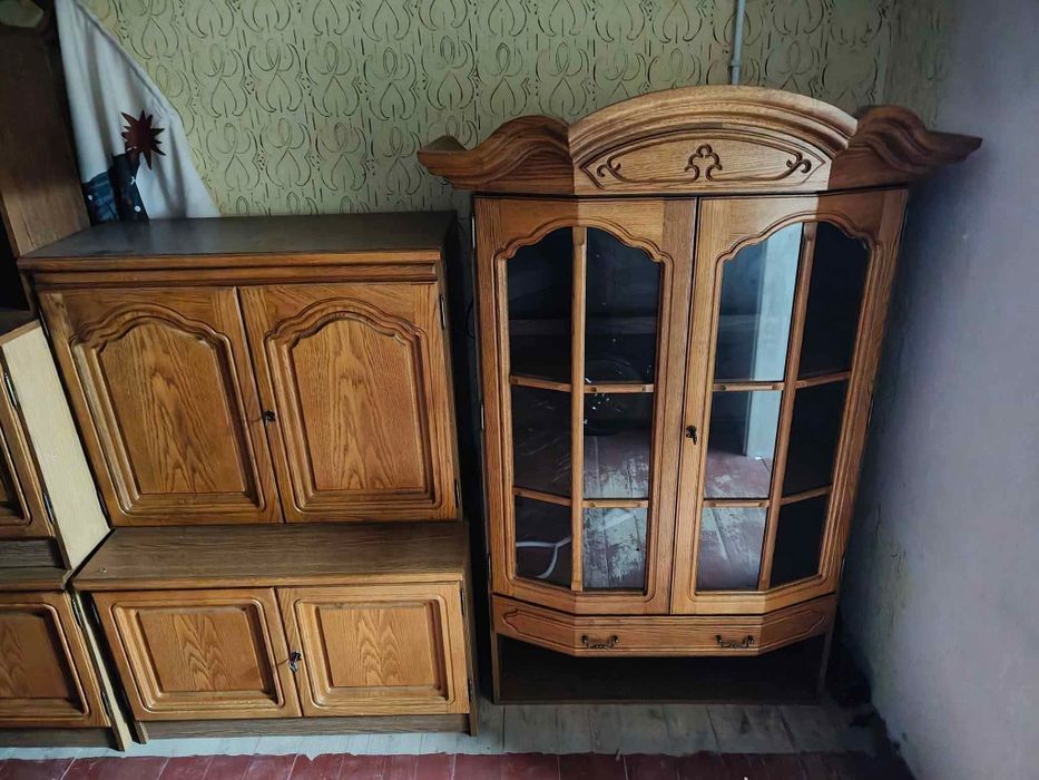 Zestaw solidnych drewnianych mebli