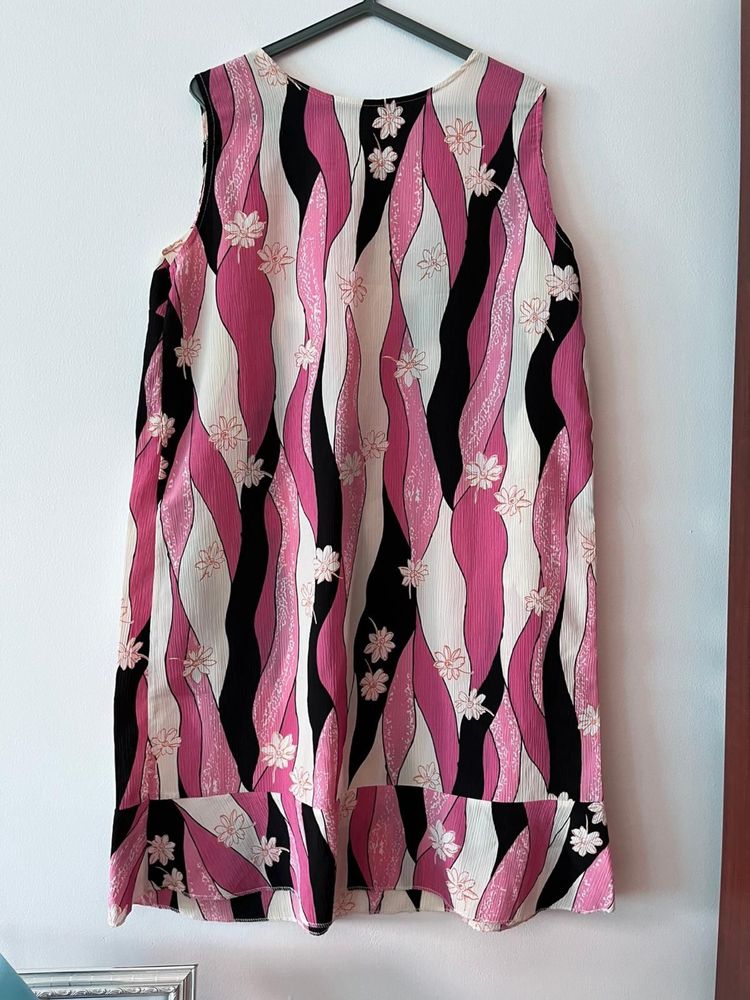Vestido floral senhora tam XLcom costas ajustaveis como novo