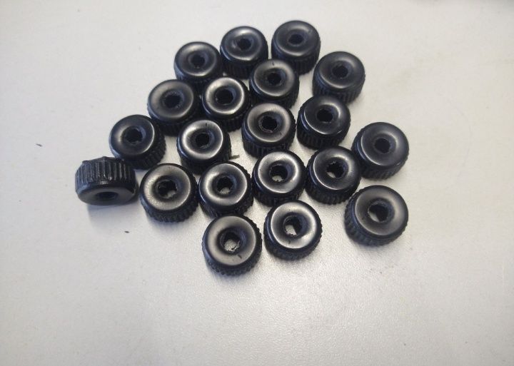 Nakrętka schowka pokrywy Romet pony motorynka 2 szt