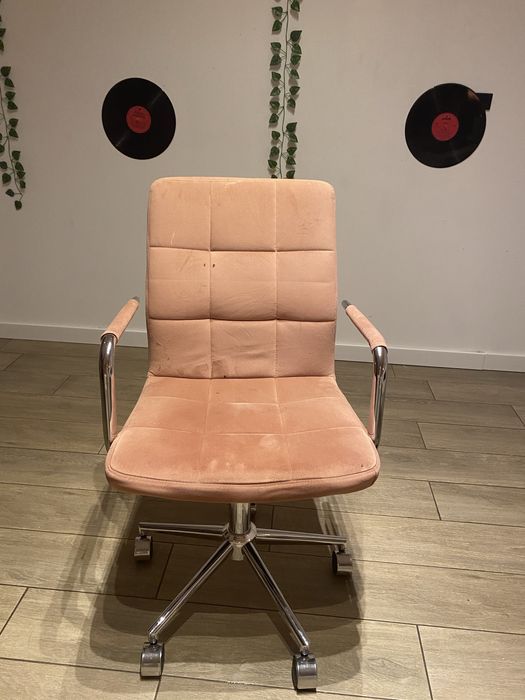 Fotel biurowy różowy