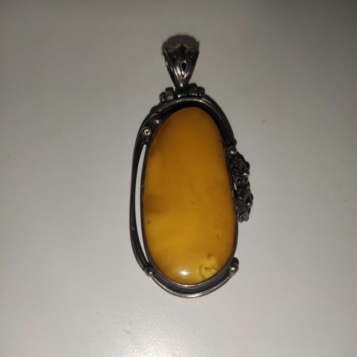 Piękny wisior srebrny z bursztynem