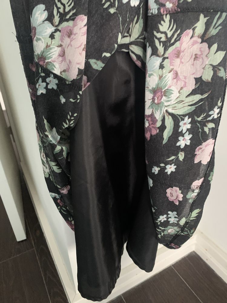 Vestido mango florido com alças forrado com cinto preto