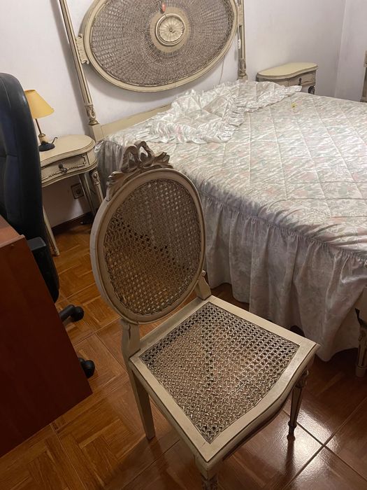 Conjunto de quarto antigo e sofá
