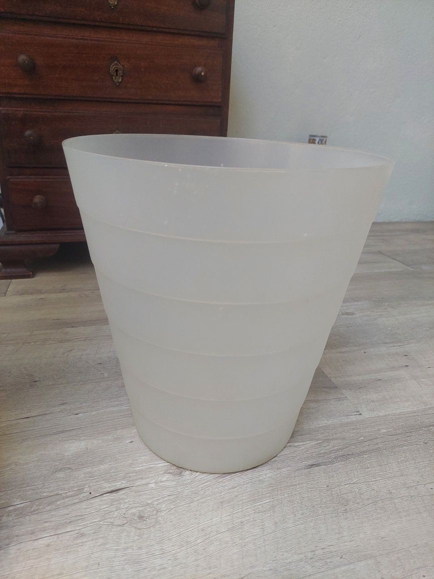 Caixote plástico ikea