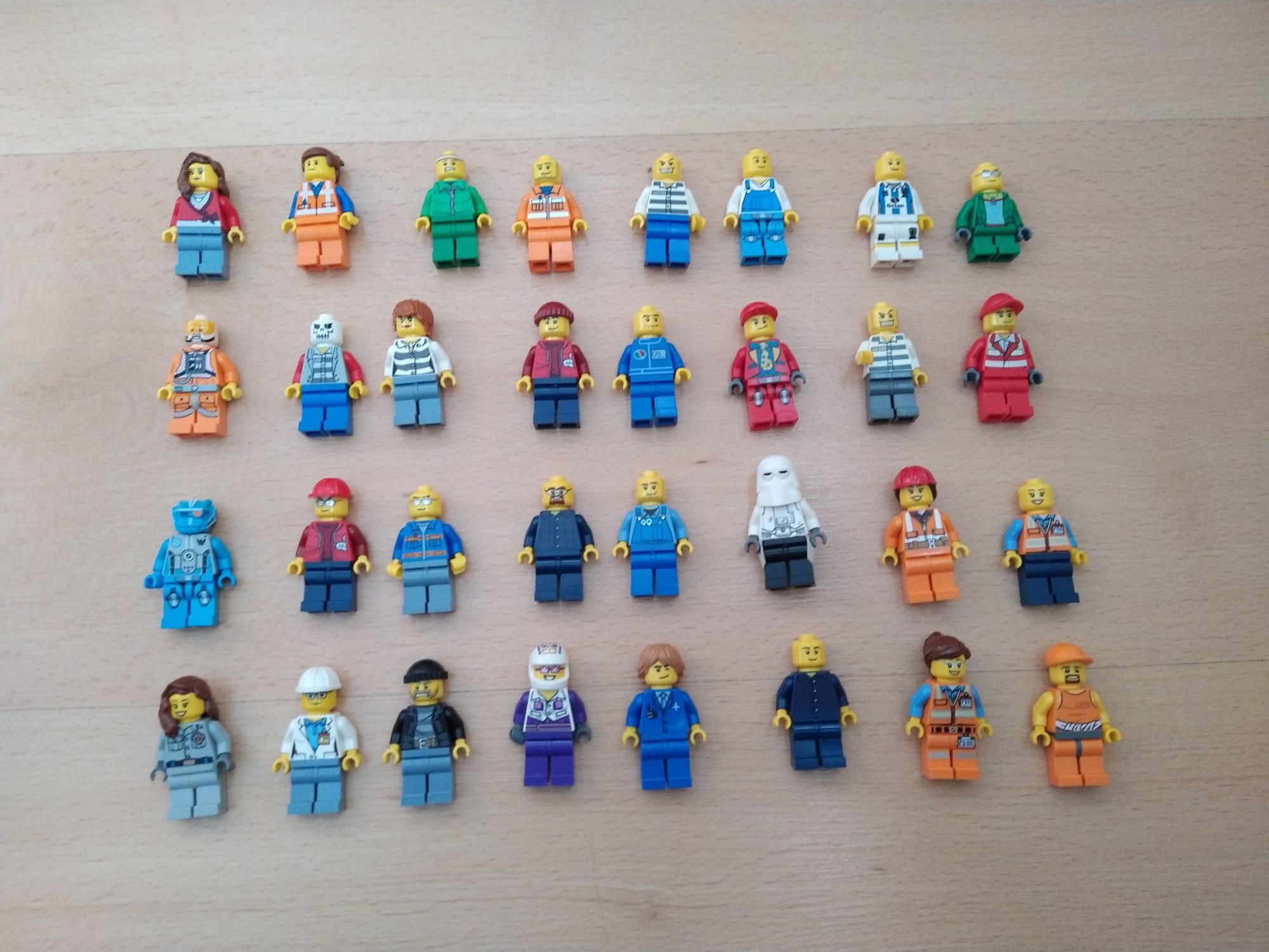 Caixa conjunto de minifiguras LEGO, acessórios diversos e motas