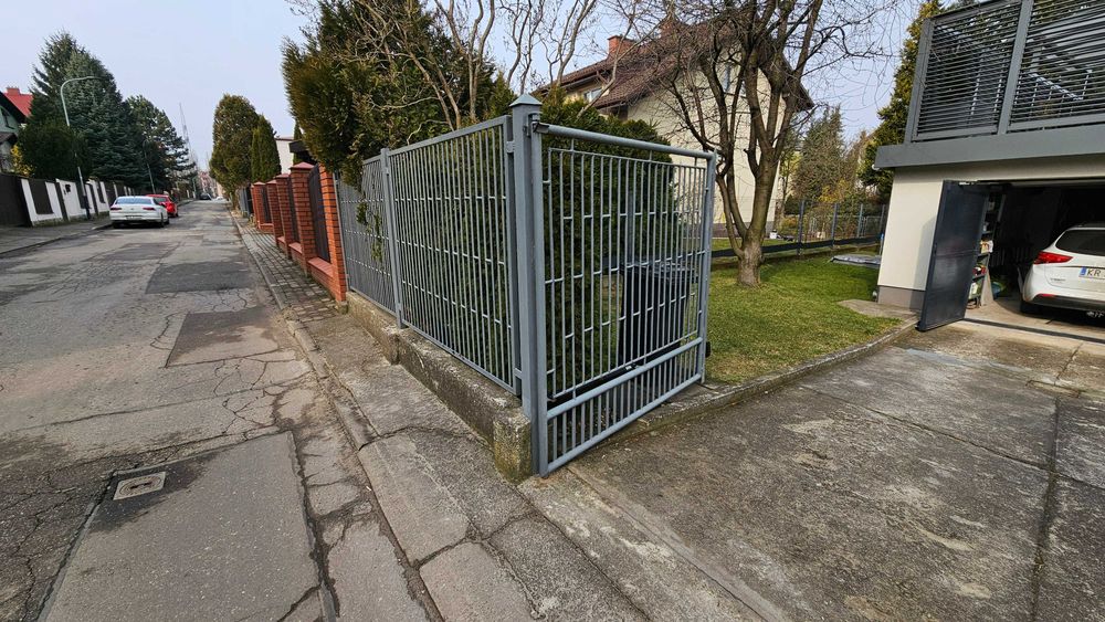 Ogrodzenie stalowe: długość 19 m: 7 przęseł + brama skrzydłowa +bramka
