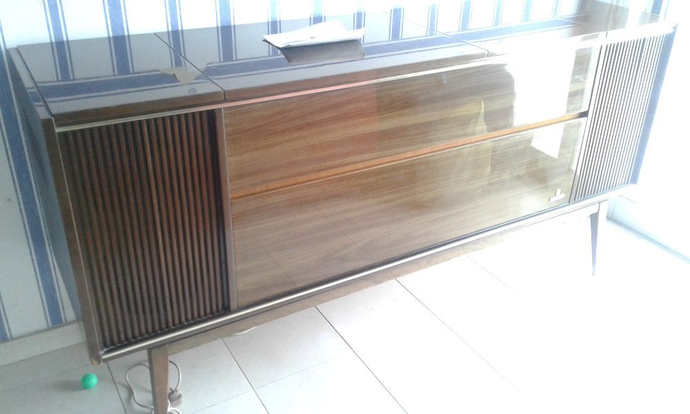 Móvel gira discos Grundig vintage