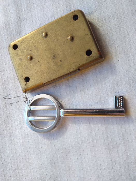 Kultowy klucz meblowy szafa, barek Fam z zamkiem Prl