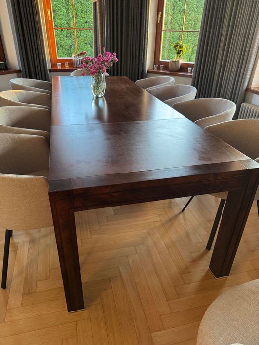 Solidny stół drewniany , rozkładany.