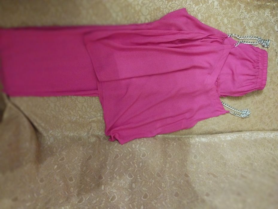 Сучасний літній костюм яскравого коліру