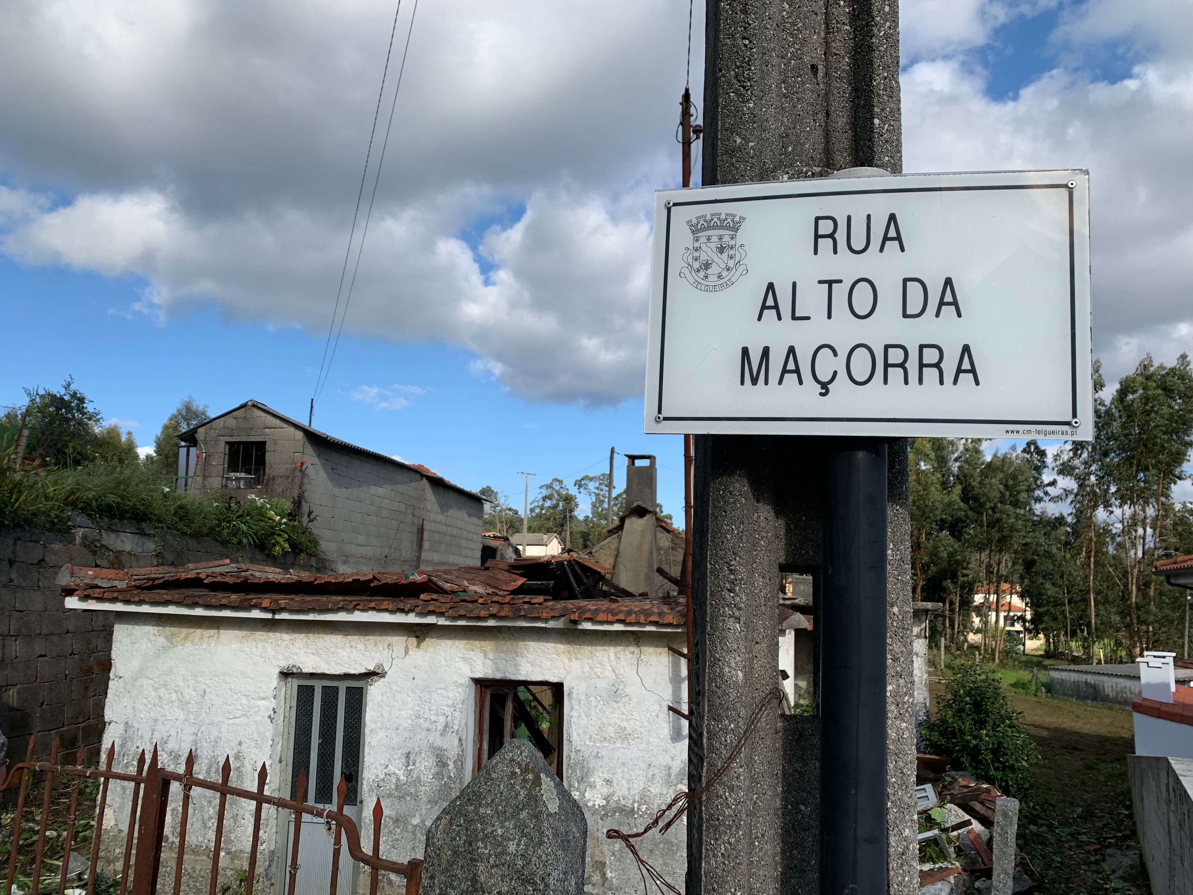 Terreno com casa em ruína.