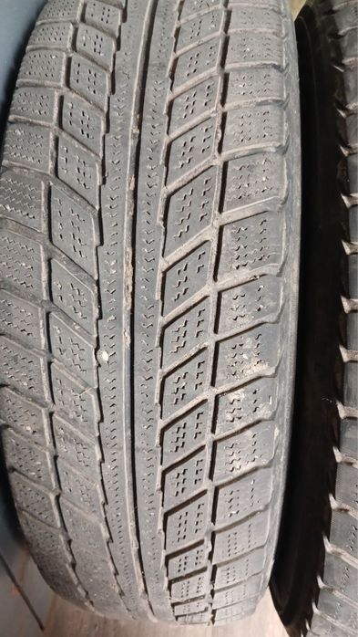 Резина зимня на авто 15r