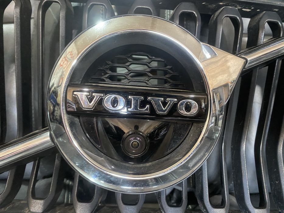 Volvo XC40 передня решітка з камерою