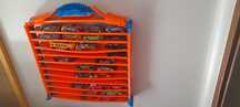 Brinquedos Hot Wheels com expositor, camião e 43 Carros