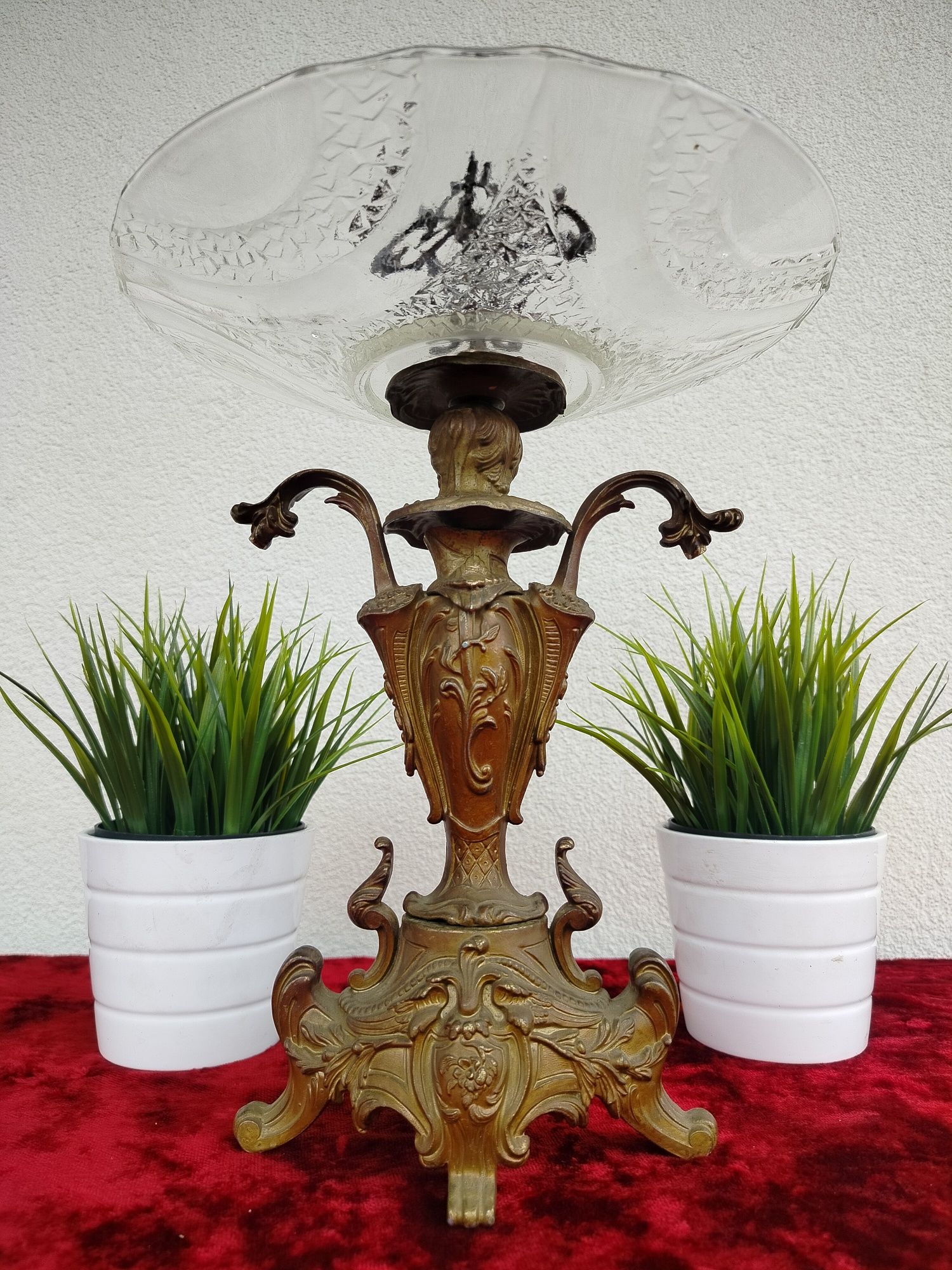 Stylowa, pałacowa patera z cynkalu – elegancja dawnych rezydencji